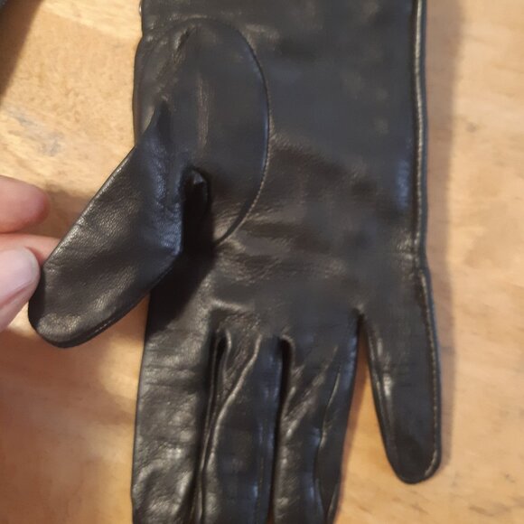 Small Burberry Women's Gloves, Size 6.5 Black with studded Maid in Italy - Picture 14 of 15